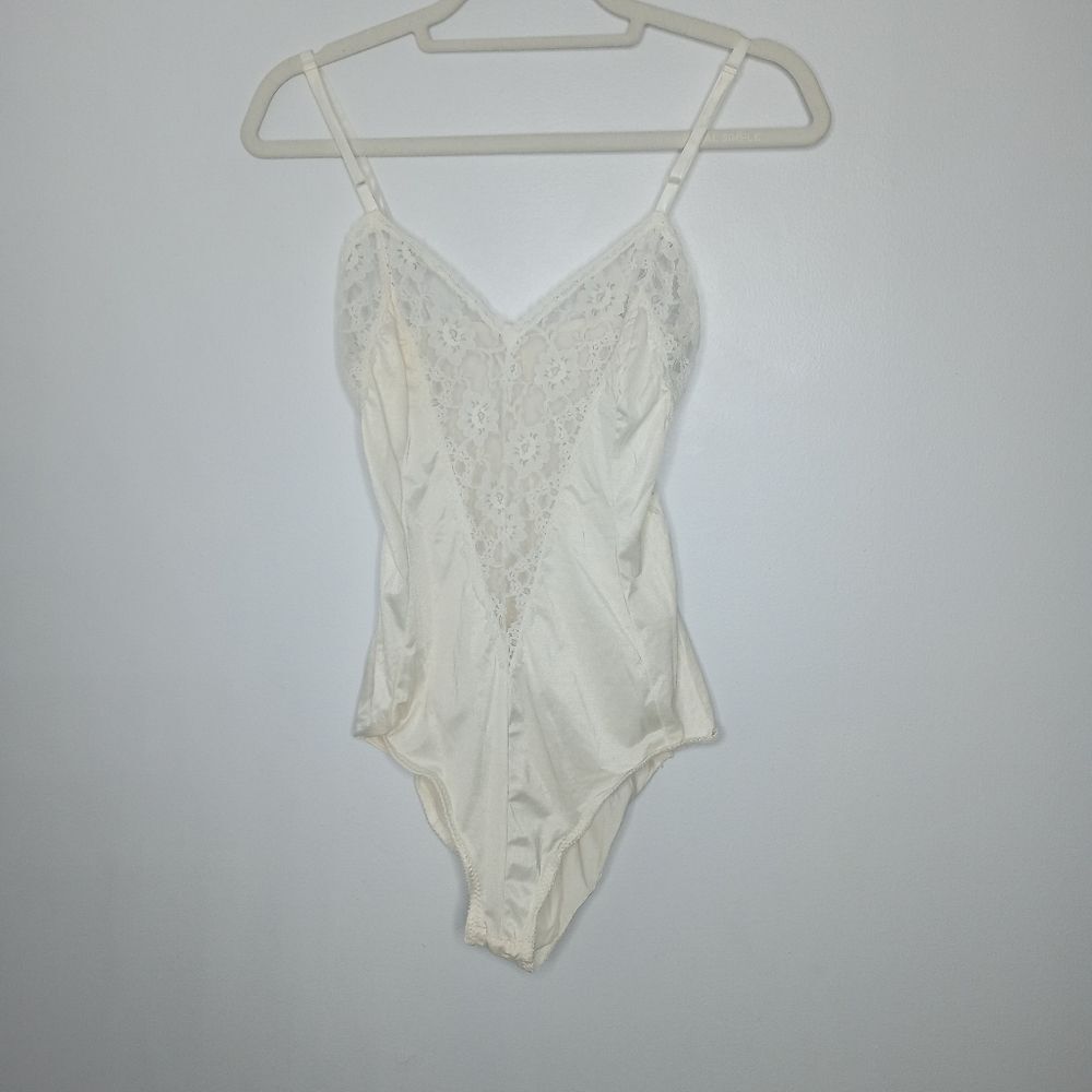 Vintage lady cameo sleepwear size small